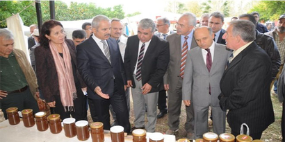 Kuşadası`nda `Arıcılık ve Çam Balı Şenliği` Düzenlendi