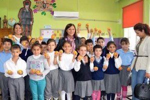 Akdeniz Belediyesi Okullarda Narenciye Dağıttı