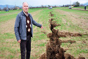 Şiddetli Yağış Tarlayı İkiye Böldü