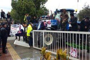 Eylemciler polise `süt` sıkıyor