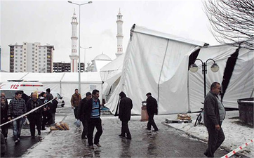 Şiddetli dolu yağışı nedeniyle Tarım Fuarı`nın çadırı çöktü