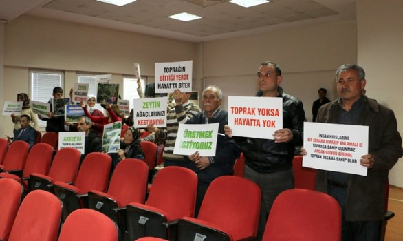 Zeytin Tarlası İmara Açılınca Köylüler Meclis Toplantısına Pankartlarla Geldi