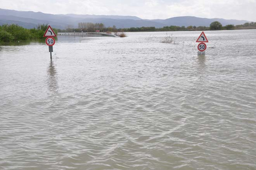 Ege`de yağışlar tarım alanlarını göle çevirdi