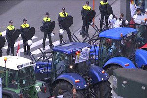 Binlerce Çiftçi Brüksel`i Traktörlerle İstila Etti