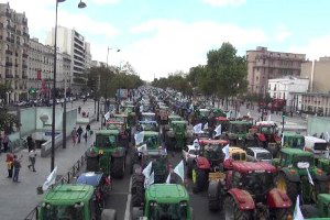 Paris`teki Traktörlü Çiftçi Eylemi Olaysız Sona Erdi