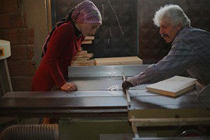 İşçi Bulamayınca Eşi ve Kızıyla Kovan Üretimine Başladı