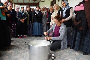 Kadın Çiftçiler İsabella Üzümü ile Marmelat Yapıyor