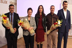 Alaşehir`de Üzümcülere `Budama ve Gübreleme` Konferansı