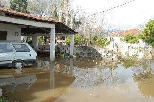 Ev Ve Tarım Arazilerini Su Batı