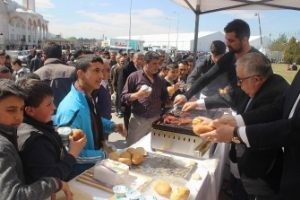 Tarım Fuar`ında 5 Bin Sucuk Ekmek Dağıtıldı
