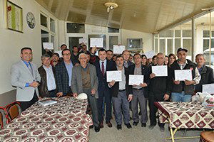 Meyve Budama Kursunu Bitiren Çiftçilere Sertifika