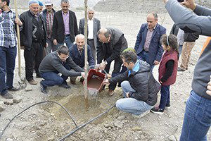 Uzundere`ye Kapama Dut Bahçesi Ve Eğitim Serası Desteği