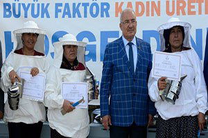 Mersin`de Kadın Üreticilere Arı Kovanı Dağıtıldı