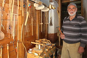 Eski Tarım Aletlerinin Maketini Yapıyor