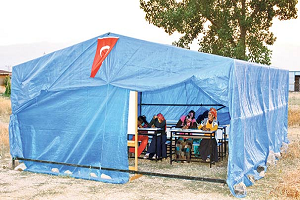 Tarım İşçileri İçin `Çadır Okul`da Eğitim