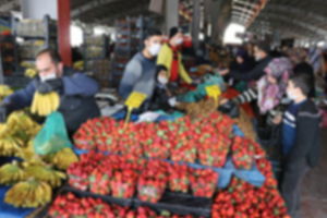 Pazarcılar Satışlarına Eldiven ve Maskeyle Devam Ediyor