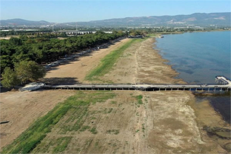 İZNİK GÖLÜ`NÜN BAZI BÖLÜMLERİNDE SU KIYIDAN 30 METRE ÇEKİLDİ