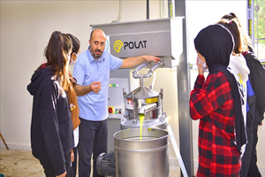 Meslek Lisesi Öğrencileri Zeytinyağı Üretimi İçin Çalışıyor
