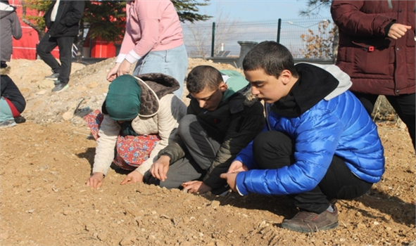 Karaman Özel Eğitim Meslek Okulunda Lale Soğanları Toprakla Buluştu